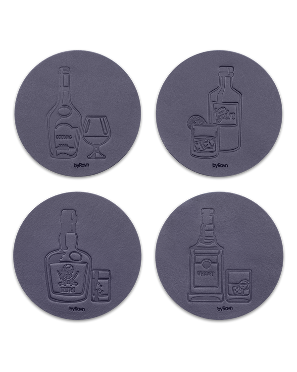 MOKKA spiritus bordskånere fra byRavn i sort læder, 4 motiver: cognac, gin, rom og whisky med flaske og glas