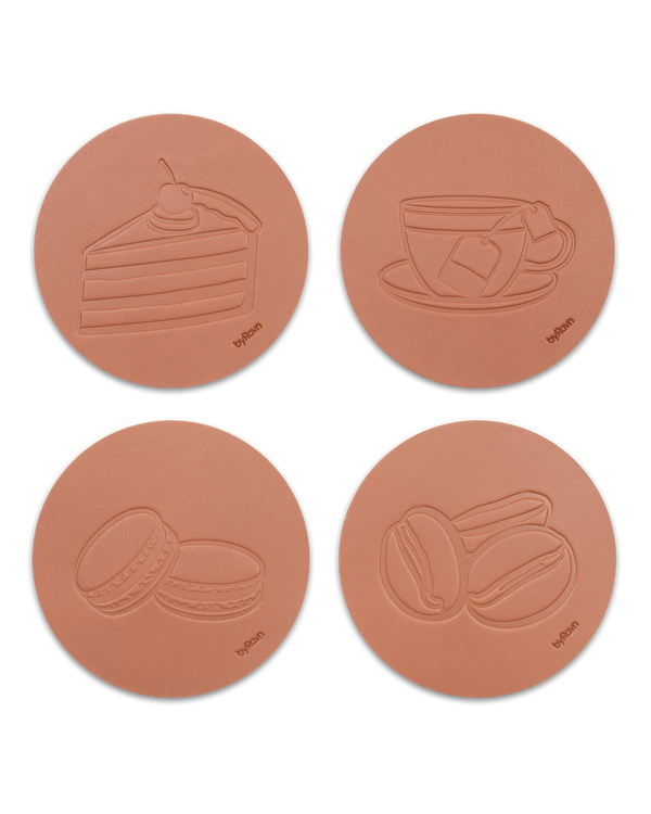MOKKA kaffe & kage bordskånere fra byRavn i cognac læder, 4 motiver: lagkage, tekop, macarons og kaffebønner