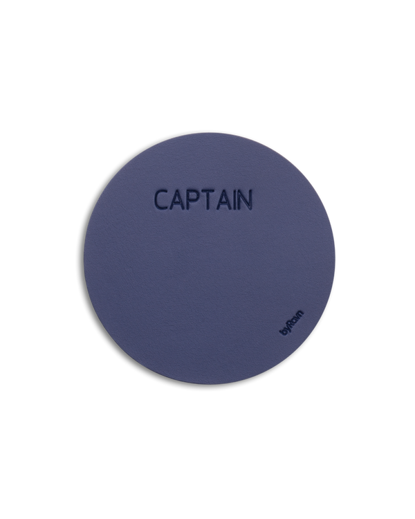 MOKKA rund bordskåner fra byRavn i mørkeblåt læder med graveringen "Captain"