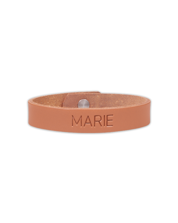 MONO læderarmbånd fra byRavn i cognac kernelæder med navnet "Marie" graveret og trykknap i stål