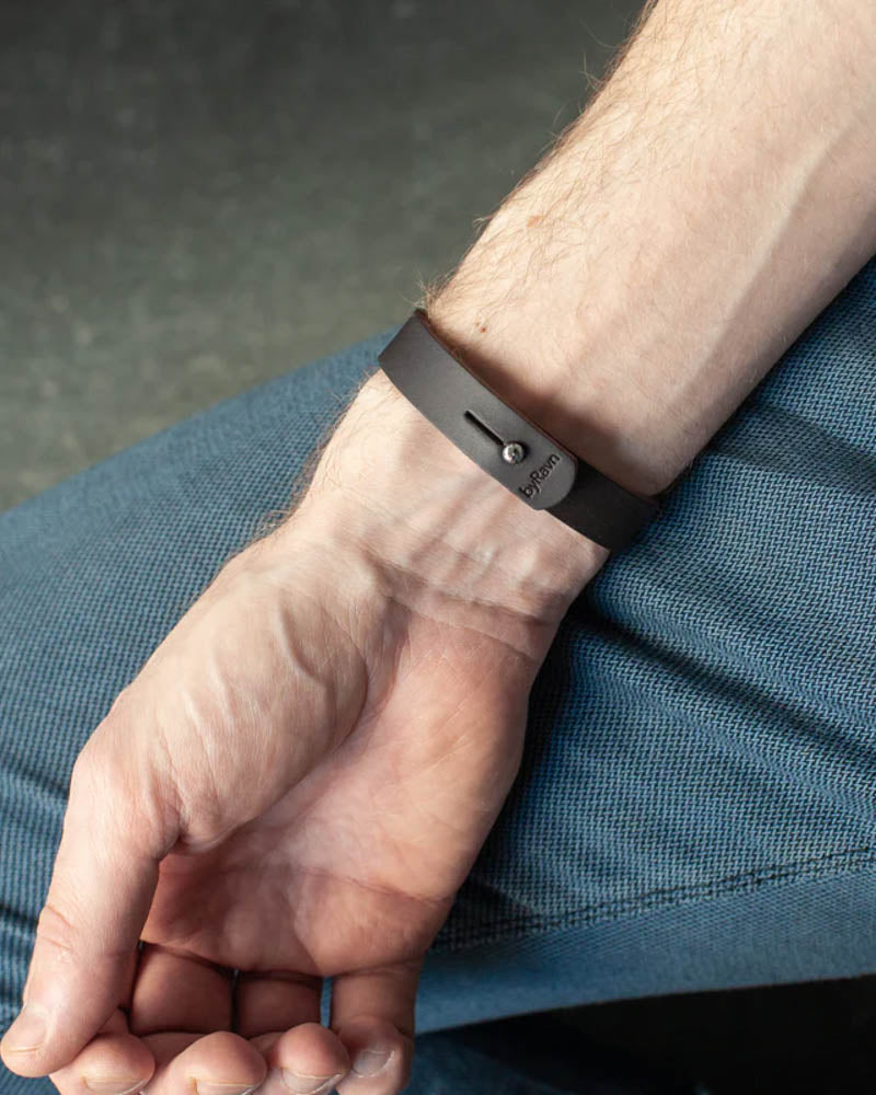 MONO læderarmbånd i mørkebrunt læder set fra indersiden med trykknap i stål og byRavn-præg om håndleddet