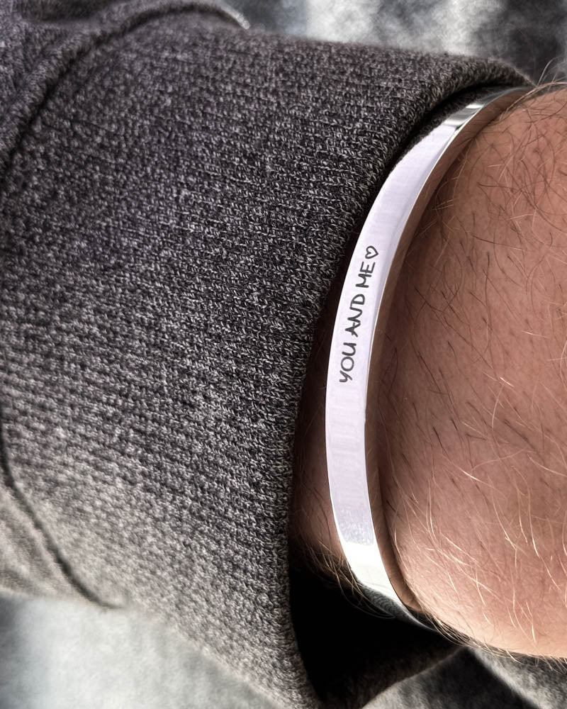 MARS SCRIPT armbånd i sølvfarvet rustfrit stål, håndskrevet gravering "You and me" ♡ båret til mørkegrå strik