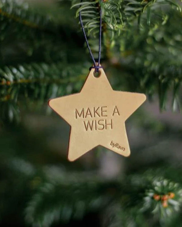 NORTH julestjerne i naturfarvet læder med graveringen "Make a wish" hængt i juletræet