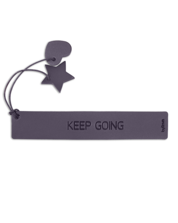 PAGE bogmærke fra byRavn i mørkebrunt læder med graveringen "Keep going" og hjerte og stjerne i læder på snor