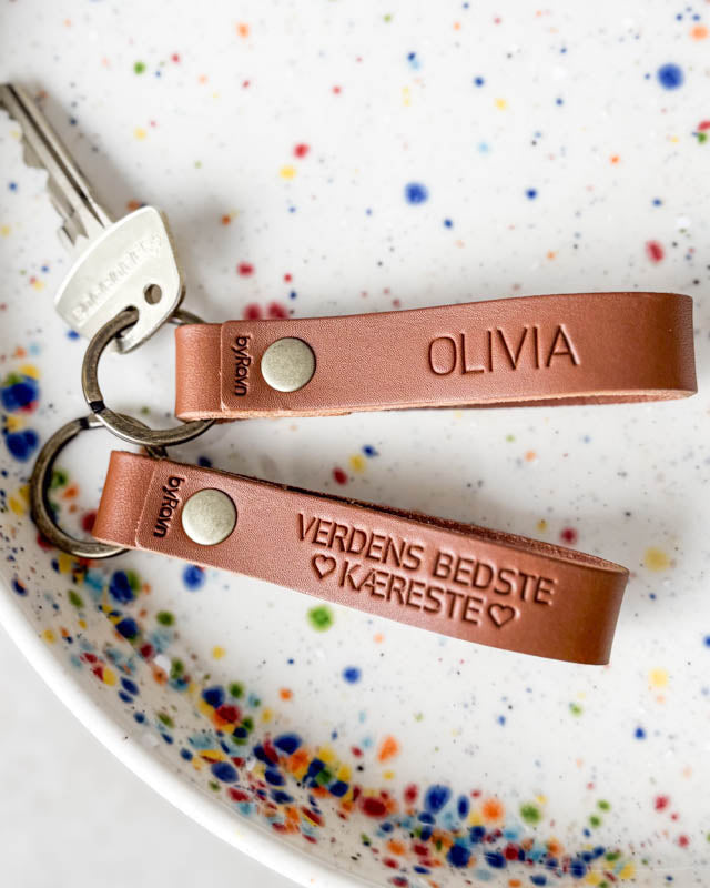 To RAVN nøgleringe i cognac læder i prikket keramikskål med navnet "Olivia" og "Verdens bedste kæreste" ♡ graveret