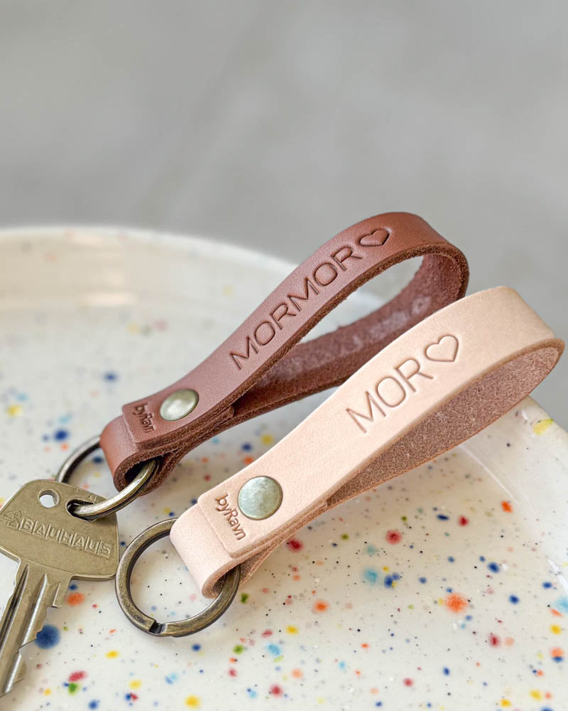 RAVN nøgleringe i naturfarvet og cognac læder i prikket keramikskål med graveringerne "Mor" ♡ og "Mormor" ♡ samt nøgle