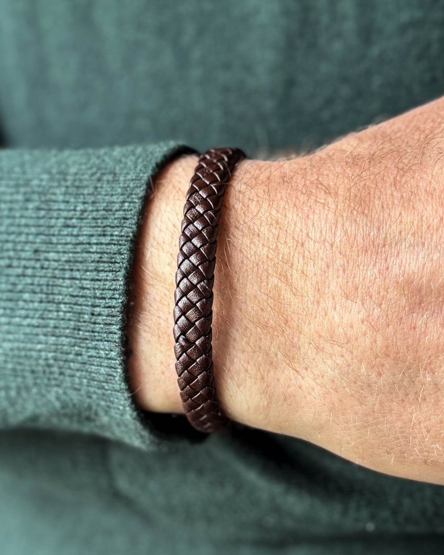RAY læderarmbånd i mørkebrunt flettet læder om mandehåndled, mørkegrøn strik