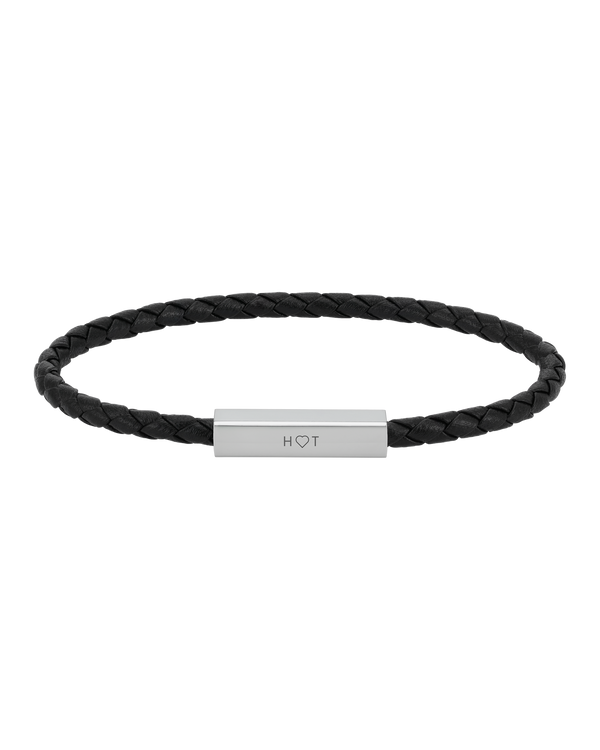 RIO læderarmbånd fra byRavn i sort flettet læder med stållås og initialerne "H ♡ T" graveret