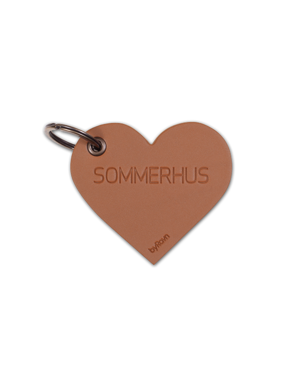 ROSE hjerteformet nøglering fra byRavn i cognac læder med graveringen "Sommerhus" og nøglering i metal