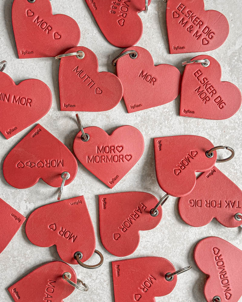 Røde ROSE hjerte-nøgleringe i læder set ovenfra med graveringer som "Elsker dig ♡ M & M ♡", "Min mor" og "Farmor" ♡