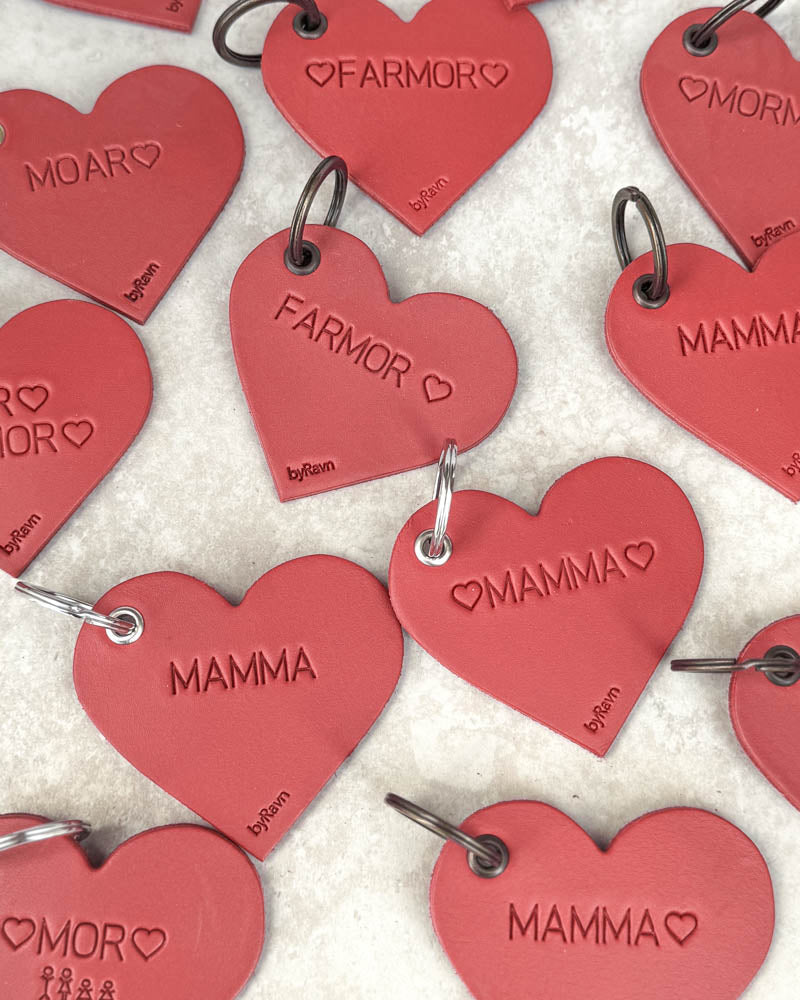 Røde ROSE hjerte-nøgleringe i læder med graveringerne ♡ "Farmor" ♡, "Mamma" ♡ og ♡ "Mor" ♡ med tændstikfamilie