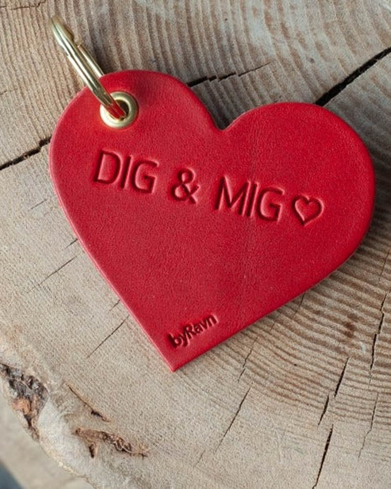 ROSE hjerteformet nøglering i rødt læder med graveringen "Dig & mig" ♡ og gylden nøglering på træstub