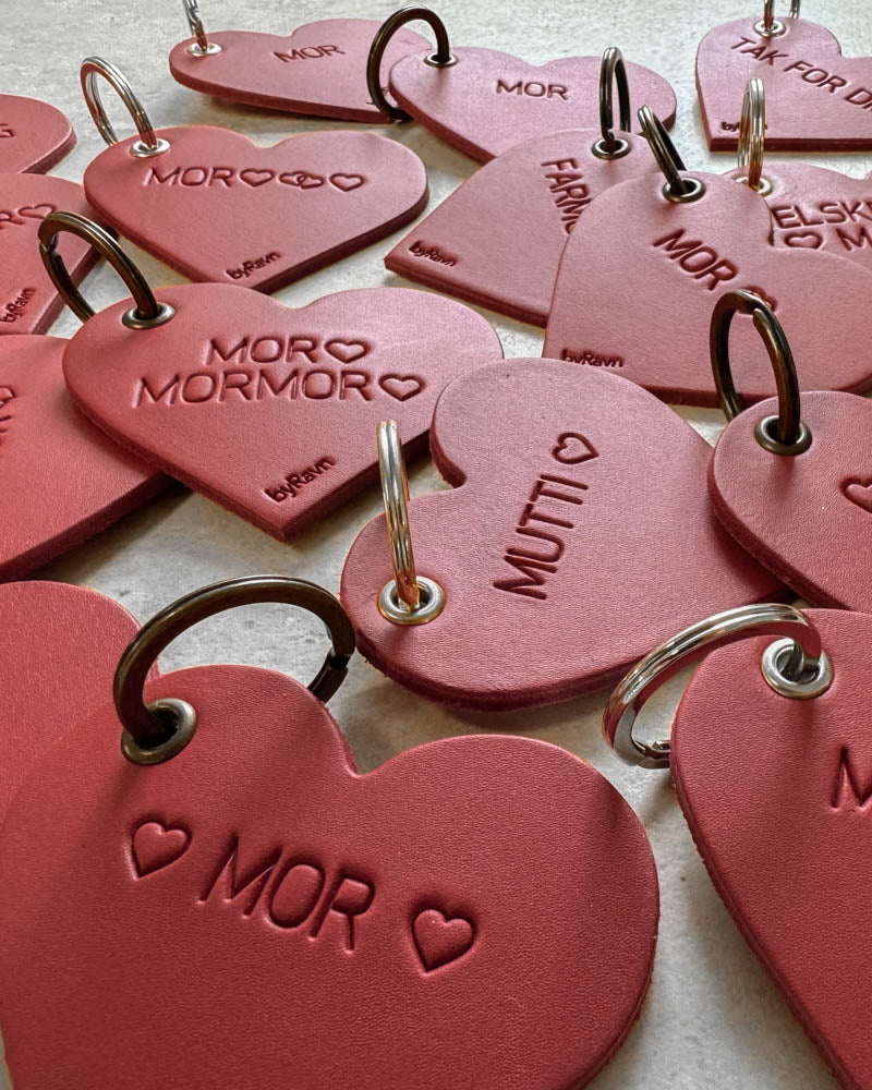 Røde ROSE hjerte-nøgleringe i læder set tæt på med graveringerne ♡ "Mor" ♡, "Mutti" ♡ og "Mor ♡ Mormor ♡"