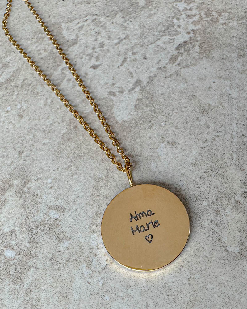 SIA QUOTE SCRIPT navnehalskæde i guldbelagt stål med "Alma Marie" ♡ i håndskrift graveret på rundt vedhæng, på lys sten