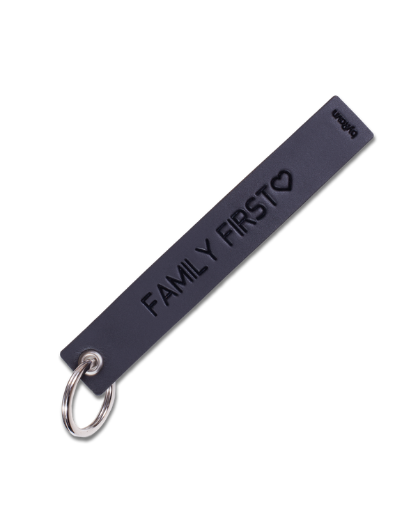 SOLO Large nøglering fra byRavn i sort læder med graveringen "Family first" ♡ og nøglering i stål