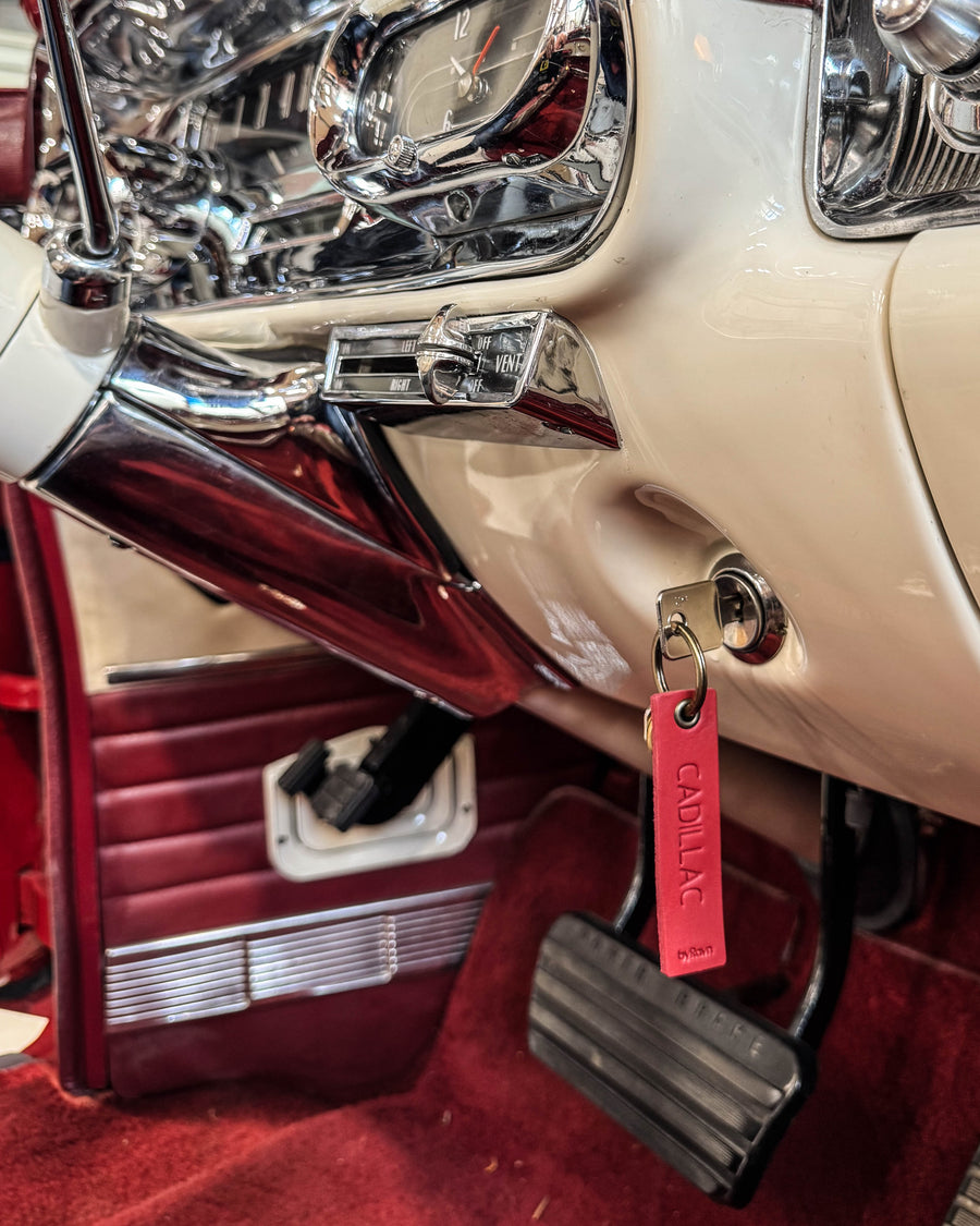 SOLO Small nøglering i rødt læder med graveringen "Cadillac" hængende i tændingen på en veteranbil
