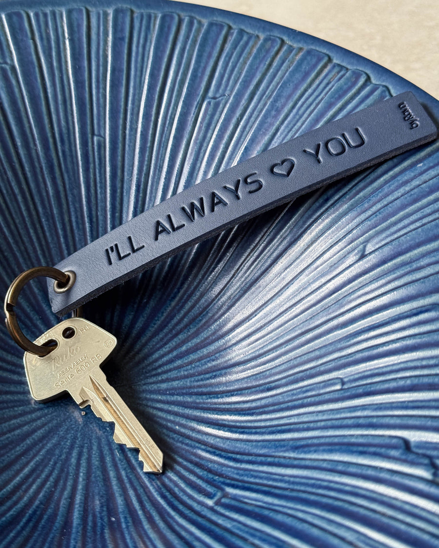 SOLO Large nøglering i mørkeblåt læder med graveringen "I'll always ♡ you" og nøgle i blå riflet keramikskål