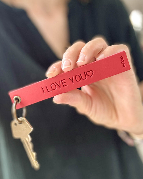 SOLO Large nøglering i rødt læder holdt frem i hånden med nøgle og graveringen "I love you" ♡