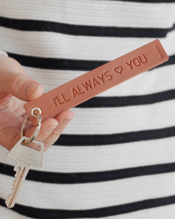 SOLO Large nøglering i cognac læder holdt i hånden med nøgle og graveringen "I'll always ♡ you"