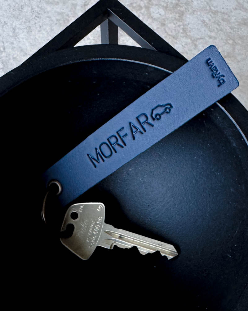 SOLO Medium nøglering i mørkeblåt læder med graveringen "Morfar" og lille bil, med nøgle i sort skål