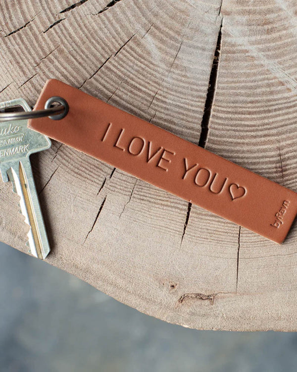 SOLO Medium nøglering i cognac læder med graveringen "I love you" ♡ og nøgle på træskive