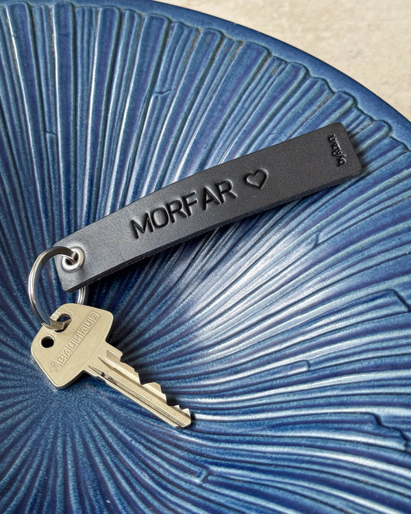 SOLO Medium nøglering i sort læder med graveringen "Morfar" ♡ og nøgle i blå riflet keramikskål