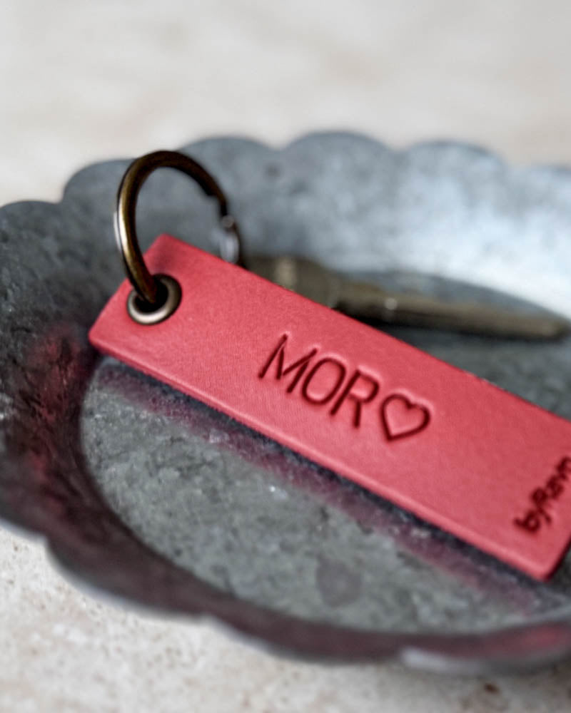 SOLO Small nøglering i rødt læder med graveringen "Mor" ♡, antik messingring og nøgle i zinkskål