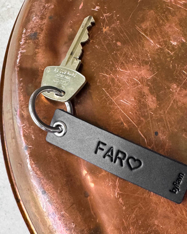 SOLO Small nøglering i sort læder med graveringen "Far" ♡ og nøgle på kobberbakke