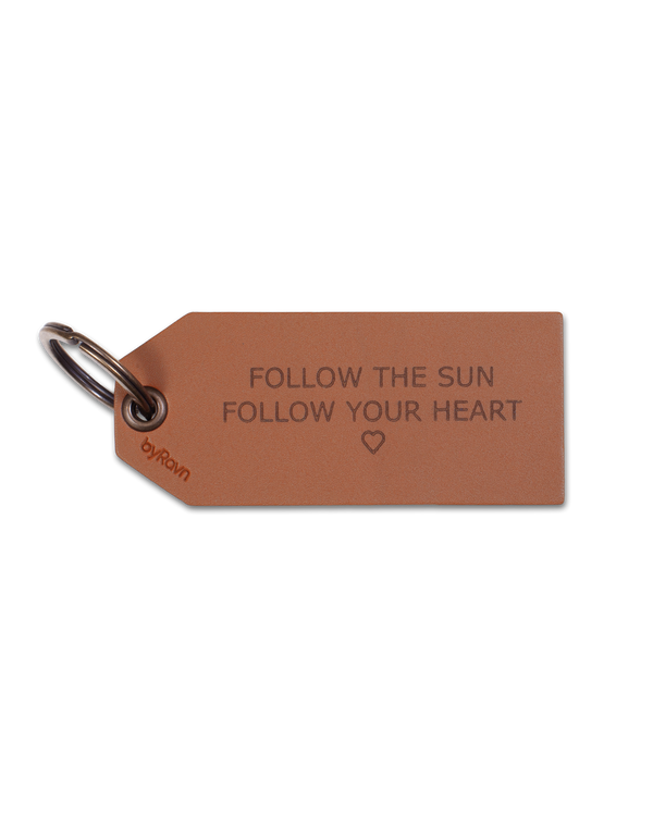 STORM nøglering fra byRavn i cognac læder formet som bagagemærke med graveringen "Follow the sun, follow your heart" ♡