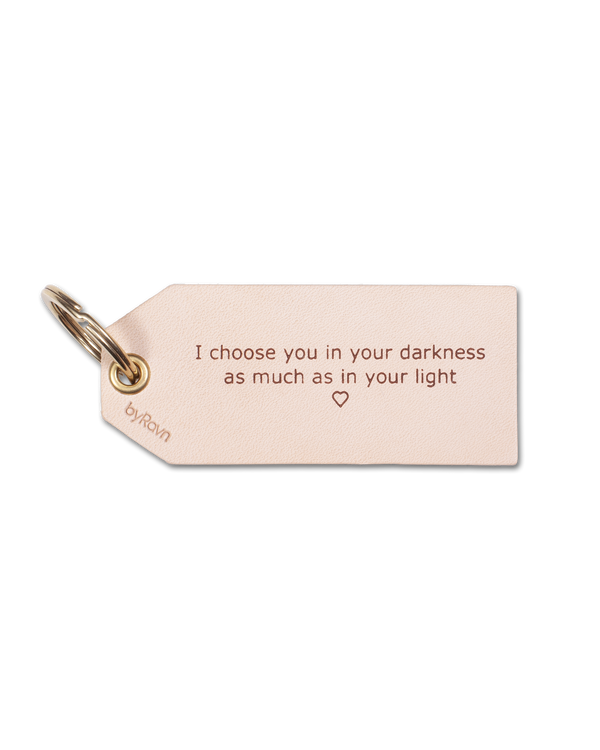 STORM nøglering fra byRavn i naturfarvet læder med graveringen "I choose you in your darkness as much as in your light" ♡