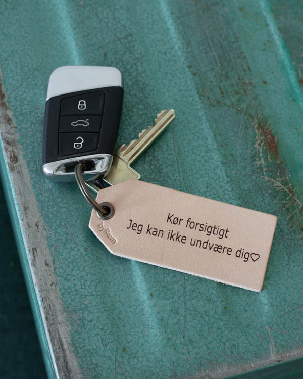 STORM nøglering i naturfarvet læder med graveringen "Kør forsigtigt, jeg kan ikke undvære dig" ♡ og bilnøgle