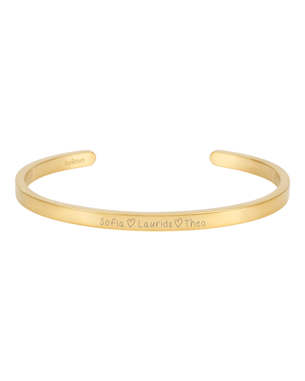 VENUS SCRIPT armbånd fra byRavn i guldbelagt stål med håndskrevet gravering "Sofia ♡ Laurids ♡ Theo"