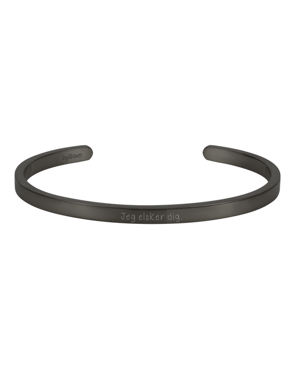 VENUS SCRIPT armbånd fra byRavn i sort stål, åben armring med "Jeg elsker dig." i håndskrift