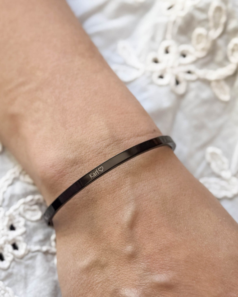 VENUS armbånd i sort stål med navnet "Karl" ♡ graveret om håndleddet, hvid broderet bluse