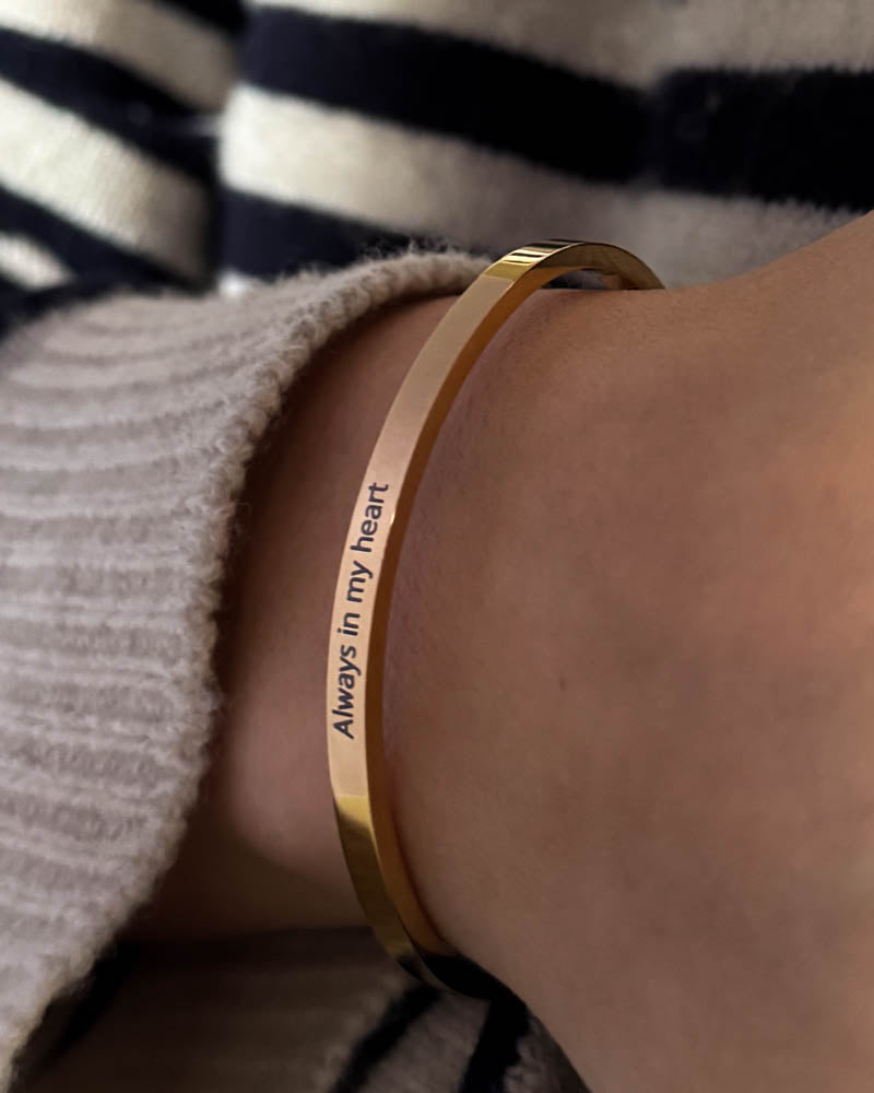 VENUS armbånd i guldbelagt stål med graveringen "Always in my heart" om håndleddet, stribet bluse