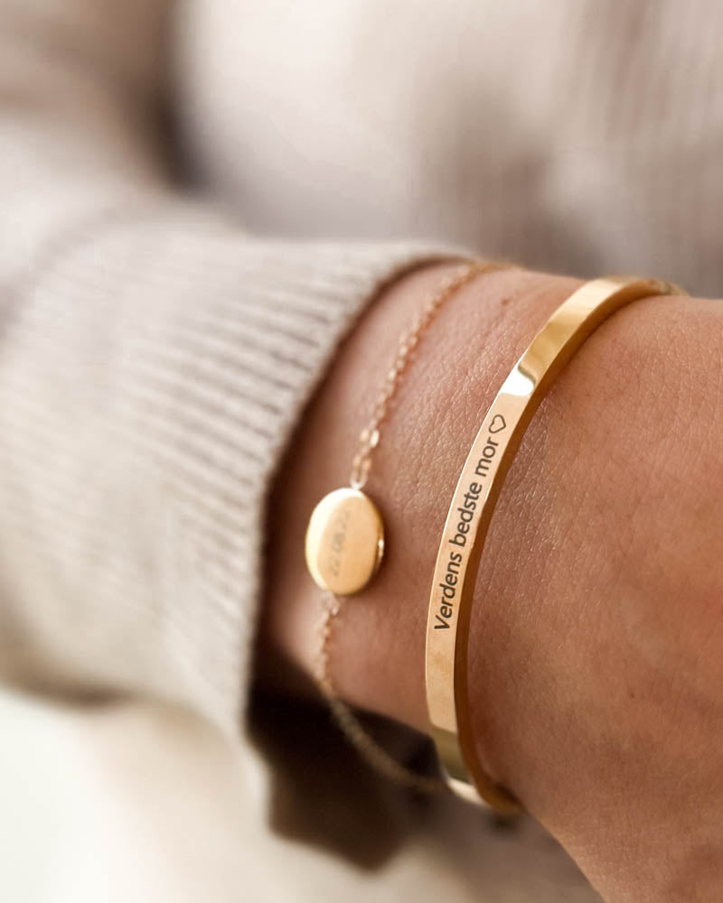 VENUS armbånd i guldbelagt stål med graveringen "Verdens bedste mor" ♡ sammen med IBI kædearmbånd med rund plade